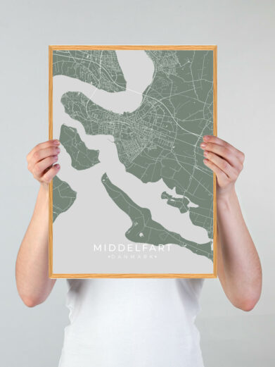 Middelfart by plakat med grøn baggrund. Denne Middelfart plakat med området som motiv viser Middelfart fra sin smukkeste side