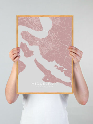 Middelfart by plakat med lyserød baggrund. Denne Middelfart plakat med området som motiv viser Middelfart fra sin smukkeste side