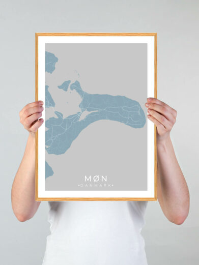 Møn by plakat med lyseblå baggrund. Denne Møn plakat med området som motiv viser Møn fra sin smukkeste side