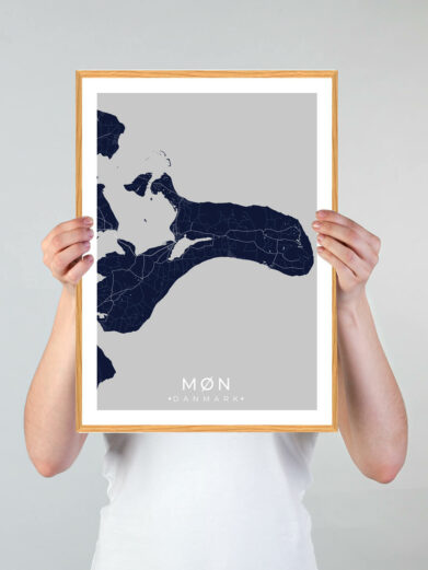 Møn by plakat med mørkeblå baggrund. Denne Møn plakat med området som motiv viser Møn fra sin smukkeste side