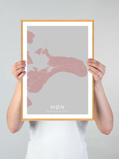 Møn by plakat med lyserød baggrund. Denne Møn plakat med området som motiv viser Møn fra sin smukkeste side