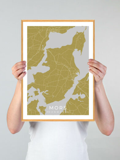 Mors plakat med gul baggrund. Denne Mors plakat med området som motiv viser Mors fra sin smukkeste side