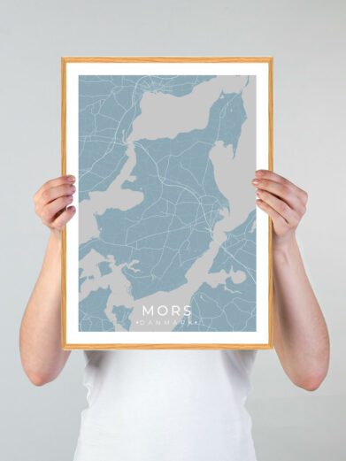 Mors plakat med lyseblå baggrund. Denne Mors plakat med området som motiv viser Mors fra sin smukkeste side