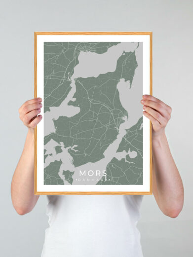 Mors plakat med grøn baggrund. Denne Mors plakat med området som motiv viser Mors fra sin smukkeste side