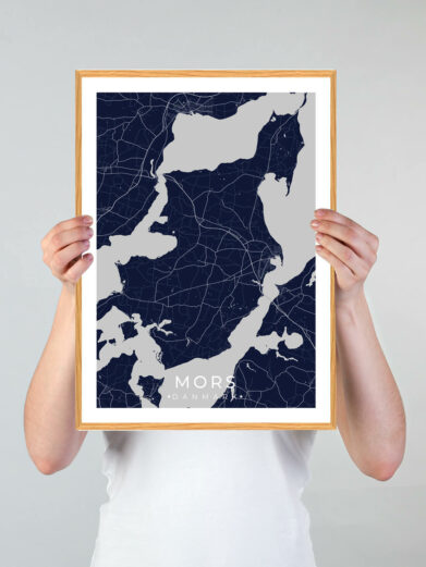 Mors plakat med mørkeblå baggrund. Denne Mors plakat med området som motiv viser Mors fra sin smukkeste side