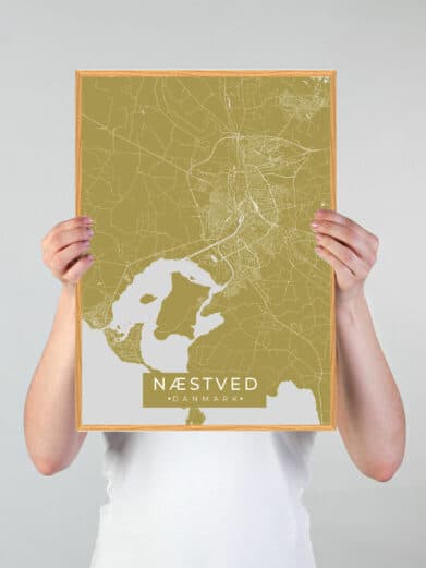 Næstved plakat i karrygul. Detaljeret bykort med gader og vandveje. Stilfuldt design, perfekt til Næstved-entusiaster.