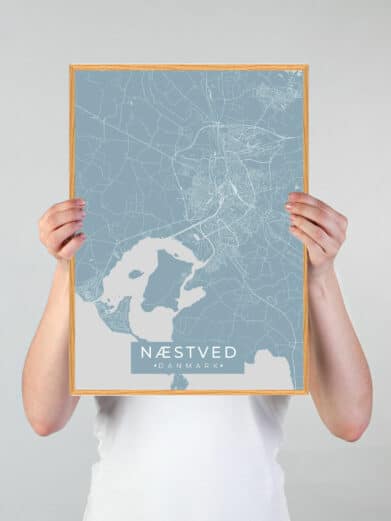 Lyseblå Næstved byplakat. Minimalistisk design, perfekt til at fejre din yndlingsby i Danmark. Detaljeret kort over Næstved.