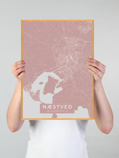Næstved plakat i rosa: et detaljeret bykort over Næstved, Sjælland, med et moderne og minimalistisk design.