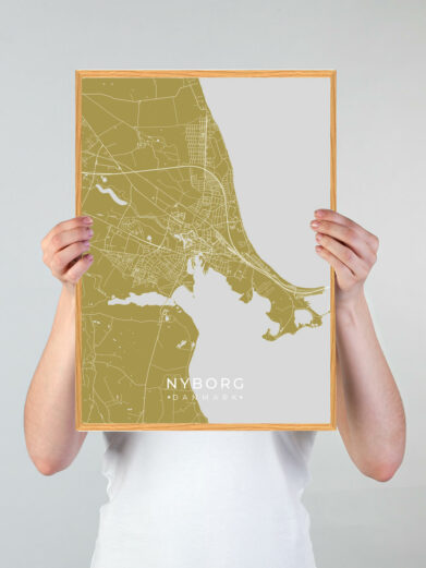 Nyborg by plakat med gul baggrund. Denne Nyborg plakat med området som motiv viser Nyborg fra sin smukkeste side