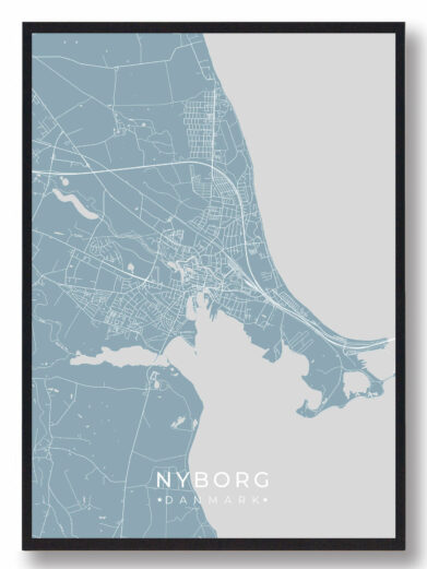 Nyborg byplakat i stilrent design. Denne Nyborg byplakat er med lyseblå baggrund og viser Nyborg fra sin smukkeste side