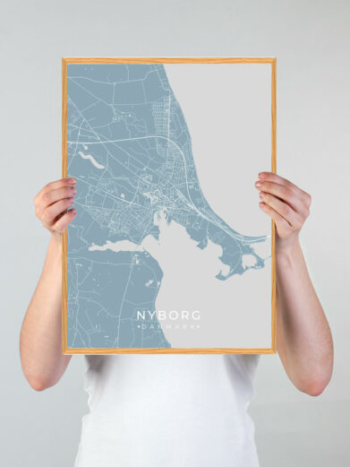 Nyborg by plakat med lyseblå baggrund. Denne Nyborg plakat med området som motiv viser Nyborg fra sin smukkeste side