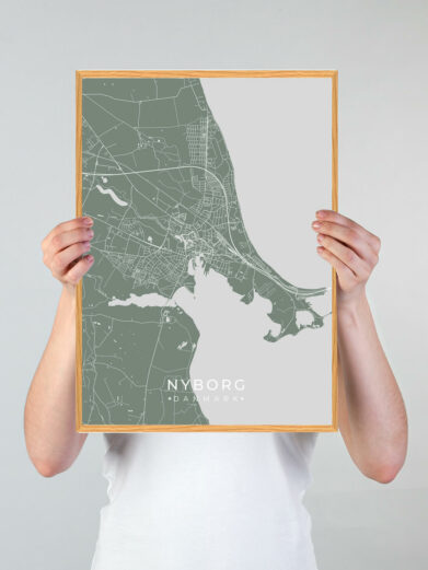 Nyborg by plakat med grøn baggrund. Denne Nyborg plakat med området som motiv viser Nyborg fra sin smukkeste side
