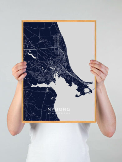 Nyborg by plakat med mørkeblå baggrund. Denne Nyborg plakat med området som motiv viser Nyborg fra sin smukkeste side