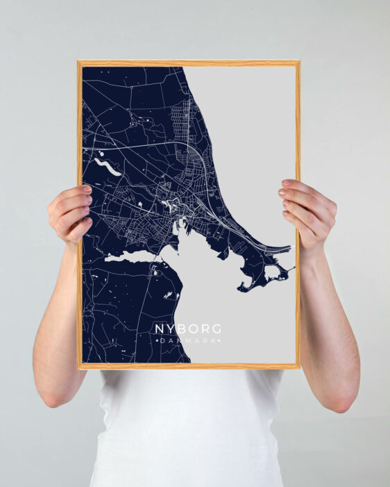 Nyborg by plakat med mørkeblå baggrund. Denne Nyborg plakat med området som motiv viser Nyborg fra sin smukkeste side