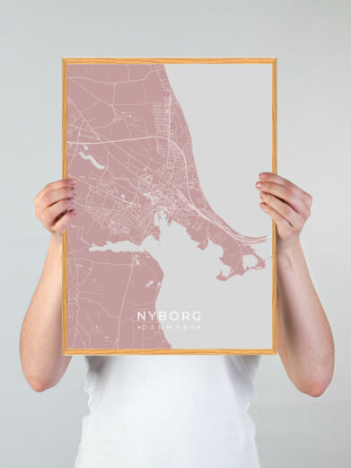 Nyborg by plakat med lyserød baggrund. Denne Nyborg plakat med området som motiv viser Nyborg fra sin smukkeste side