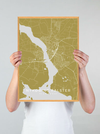 Nykøbing Falster by plakat med gul baggrund. Denne Nykøbing Falster plakat med området som motiv viser Nykøbing Falster fra sin smukkeste side