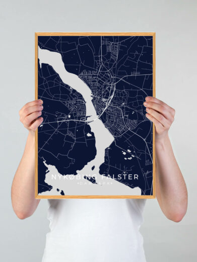 Nykøbing Falster by plakat med mørkeblå baggrund. Denne Nykøbing Falster plakat med området som motiv viser Nykøbing Falster fra sin smukkeste side