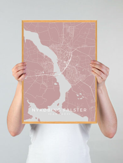 Nykøbing Falster by plakat med lysebrød baggrund. Denne Nykøbing Falster plakat med området som motiv viser Nykøbing Falster fra sin smukkeste side