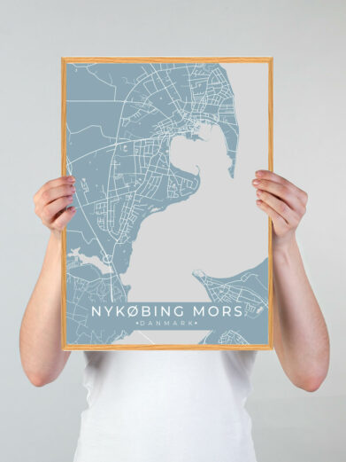 Nykøbing Mors by plakat med lyseblå baggrund. Denne Nykøbing Mors plakat med området som motiv viser Nykøbing Mors fra sin smukkeste side