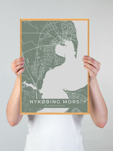 Nykøbing Mors by plakat med grøn baggrund. Denne Nykøbing Mors plakat med området som motiv viser Nykøbing Mors fra sin smukkeste side