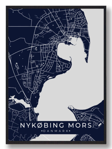 Nykøbing mors byplakat i stilrent design. Denne Nykøbing mors byplakat er med mørkeblå baggrund og viser Nykøbing mors fra sin smukkeste side
