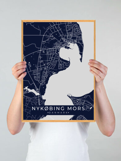 Nykøbing Mors by plakat med mørkeblå baggrund. Denne Nykøbing Mors plakat med området som motiv viser Nykøbing Mors fra sin smukkeste side