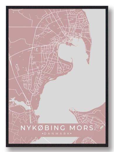 Nykøbing mors byplakat i stilrent design. Denne Nykøbing mors byplakat er med rosa baggrund og viser Nykøbing mors fra sin smukkeste side