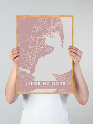 Nykøbing Mors by plakat med lyserød baggrund. Denne Nykøbing Mors plakat med området som motiv viser Nykøbing Mors fra sin smukkeste side
