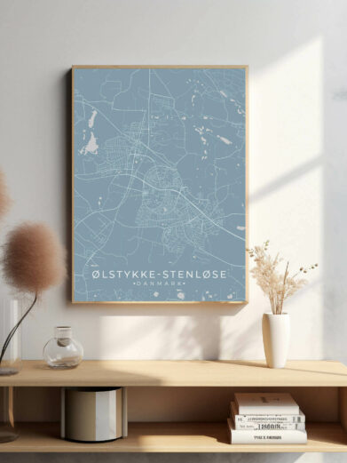 Ølstykke-Stenløse gul byplakat. Se den flotte Ølstykke-Stenløse byplakat med lyseblå baggrund