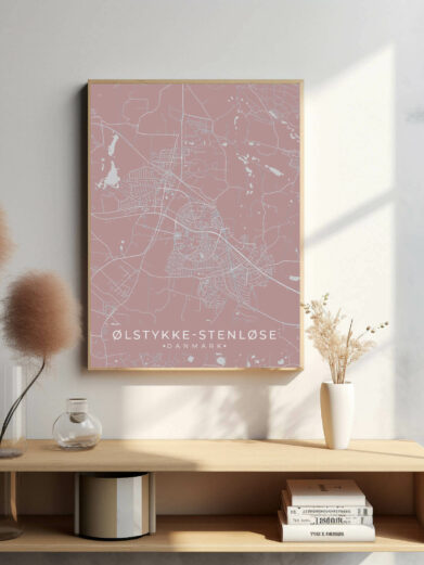 Ølstykke-Stenløse gul byplakat. Se den flotte Ølstykke-Stenløse byplakat med lyserød baggrund