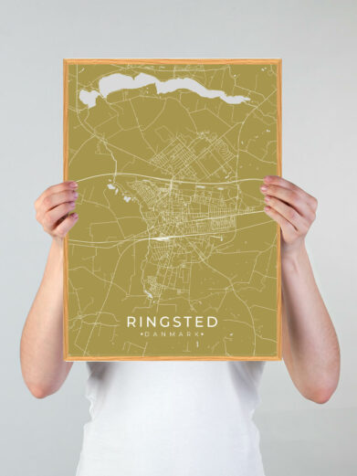 Ringsted by plakat med gul baggrund. Ringsted byplakaten viser Ringsted fra sin smukkeste side