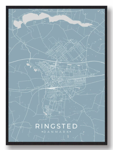 Ringsted byplakat i stilrent design. Denne Ringsted byplakat er med lyseblå baggrund og viser Ringsted fra sin smukkeste side