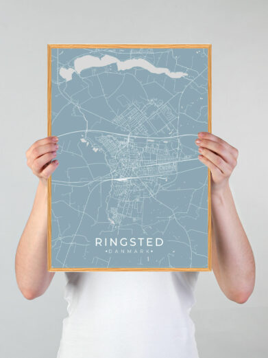 Ringsted by plakat med lyseblå baggrund. Ringsted byplakaten viser Ringsted fra sin smukkeste side