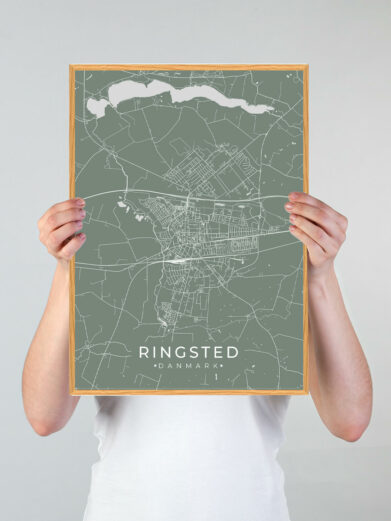 Ringsted by plakat med grøn baggrund. Ringsted byplakaten viser Ringsted fra sin smukkeste side