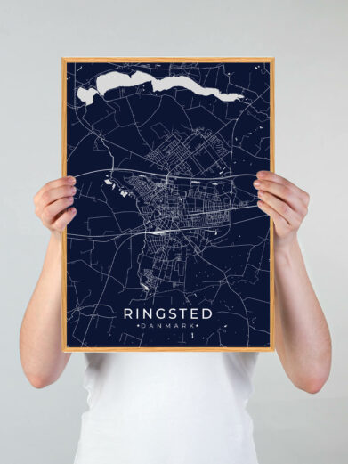 Ringsted by plakat med mørkeblå baggrund. Ringsted byplakaten viser Ringsted fra sin smukkeste side