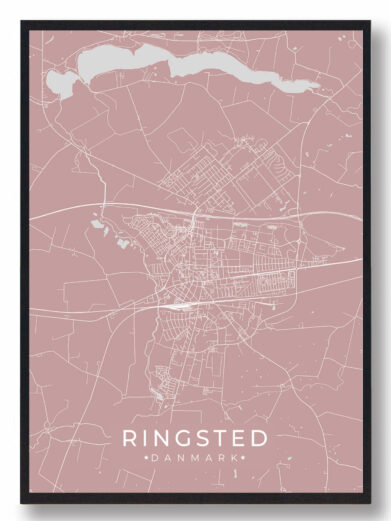 Ringsted byplakat i stilrent design. Denne Ringsted byplakat er med rosa baggrund og viser Ringsted fra sin smukkeste side
