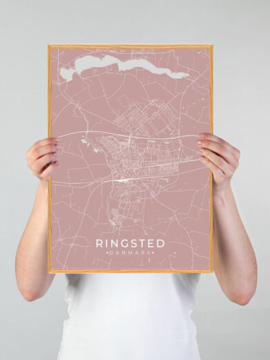 Ringsted by plakat med lyserød baggrund. Ringsted byplakaten viser Ringsted fra sin smukkeste side