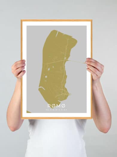 Rømø plakat i karrygul. En stilfuld byplakat af Rømø, Danmark. Perfekt til at bringe et stykke af øen ind i dit hjem.