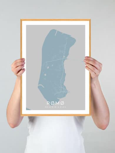 Grøn Rømø plakat med lyseblåt kort over øen. Minimalistisk design, perfekt til stuen. Danske Øer, Syddanmark.