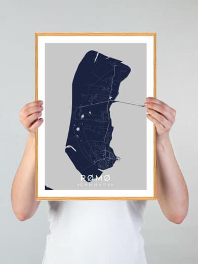 Rømø plakat i grøn by-stil. Mørkeblå kort over Rømø, Danmark, i træramme. Stilfuld vægkunst til dit hjem.