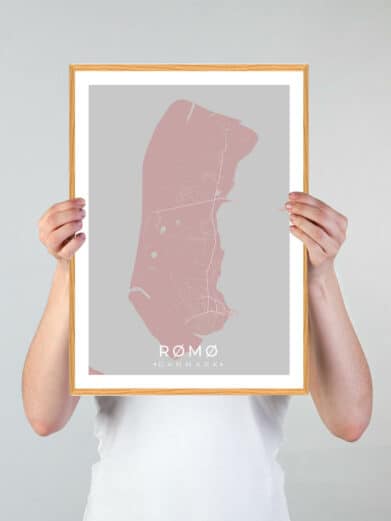 Rømø plakat i grøn: Detaljeret kort over Rømø i rosa nuancer, indrammet i træ. Moderne design, perfekt til vægdekoration. Dansk ø-kunst.
