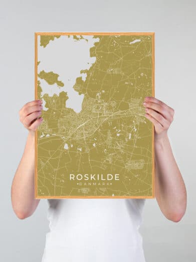 Roskilde byplakat i karrygul. Detaljeret kort over Roskilde, Sjælland. Perfekt til at vise din kærlighed til grønne Roskilde.