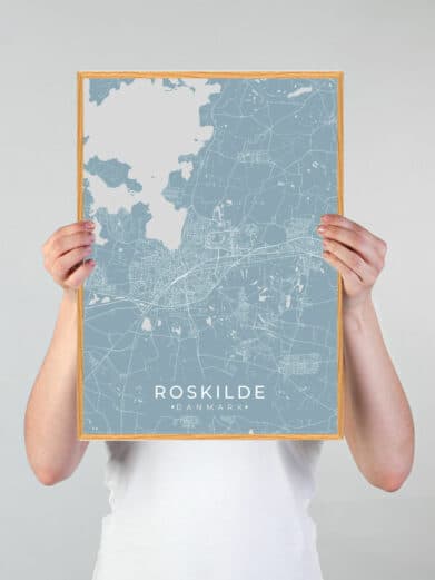 Lyseblå Roskilde byplakat med kort over byen. Elegant design, perfekt til at bringe Roskilde ind i dit hjem. På tilbud!