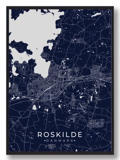 Mørkeblå Roskilde byplakat viser detaljeret kort med hvide linjer. Moderne stil, perfekt til Roskilde-elskere. Køb nu!