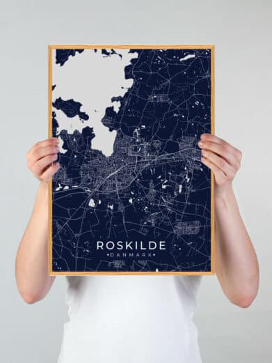 Mørkeblå Roskilde byplakat med hvide kortdetaljer. Stilfuld vægkunst, der viser Roskildes gader og grønne områder. Perfekt til Roskilde-entusiaster.