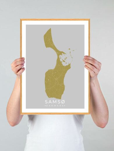 Samsø plakat med gul baggrund. Denne Samsø plakat med øen som motiv viser Samsø fra sin smukkeste side