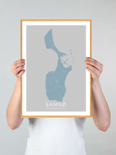 Samsø plakat med lyseblå baggrund. Denne Samsø plakat med øen som motiv viser Samsø fra sin smukkeste side