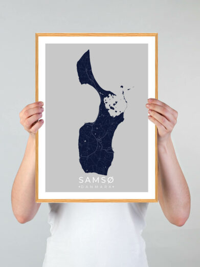 Samsø plakat med mørkeblå baggrund. Denne Samsø plakat med øen som motiv viser Samsø fra sin smukkeste side
