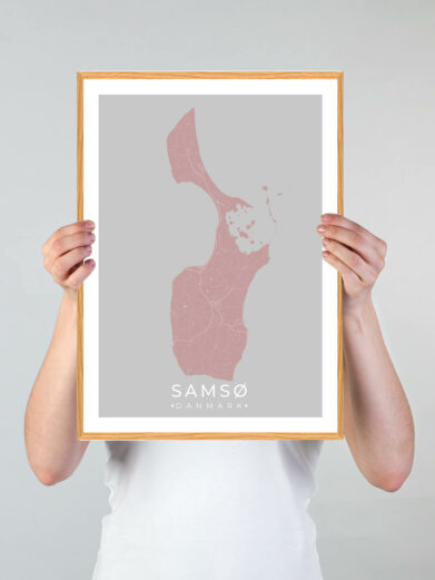 Samsø plakat med lyserød baggrund. Denne Samsø plakat med øen som motiv viser Samsø fra sin smukkeste side