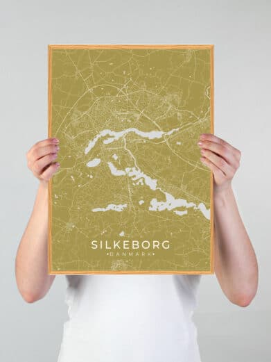 Silkeborg plakat i karrygul. Detaljeret bykort med hvide linjer og søer. Moderne design, perfekt til Silkeborg-entusiaster.